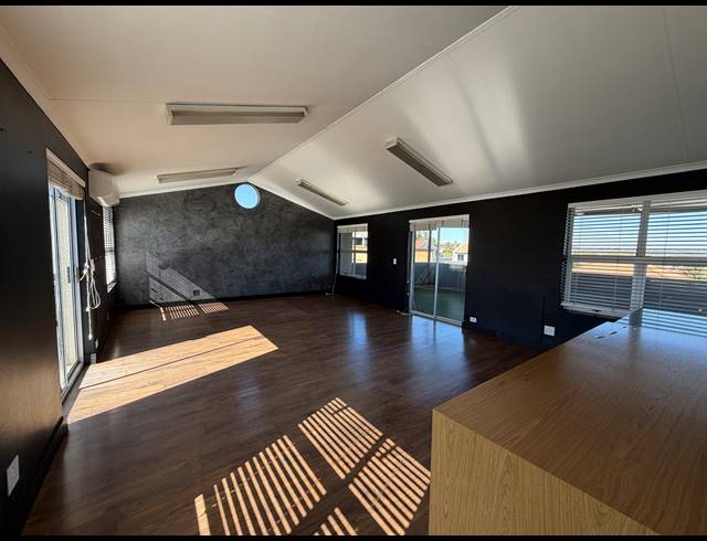 530M² OFFICE FOR SALE IN SUNNINGHILL